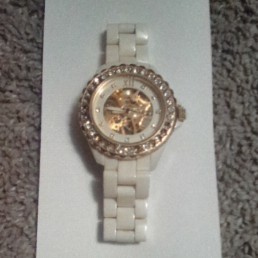 Elegant White and Gold Women's Watch